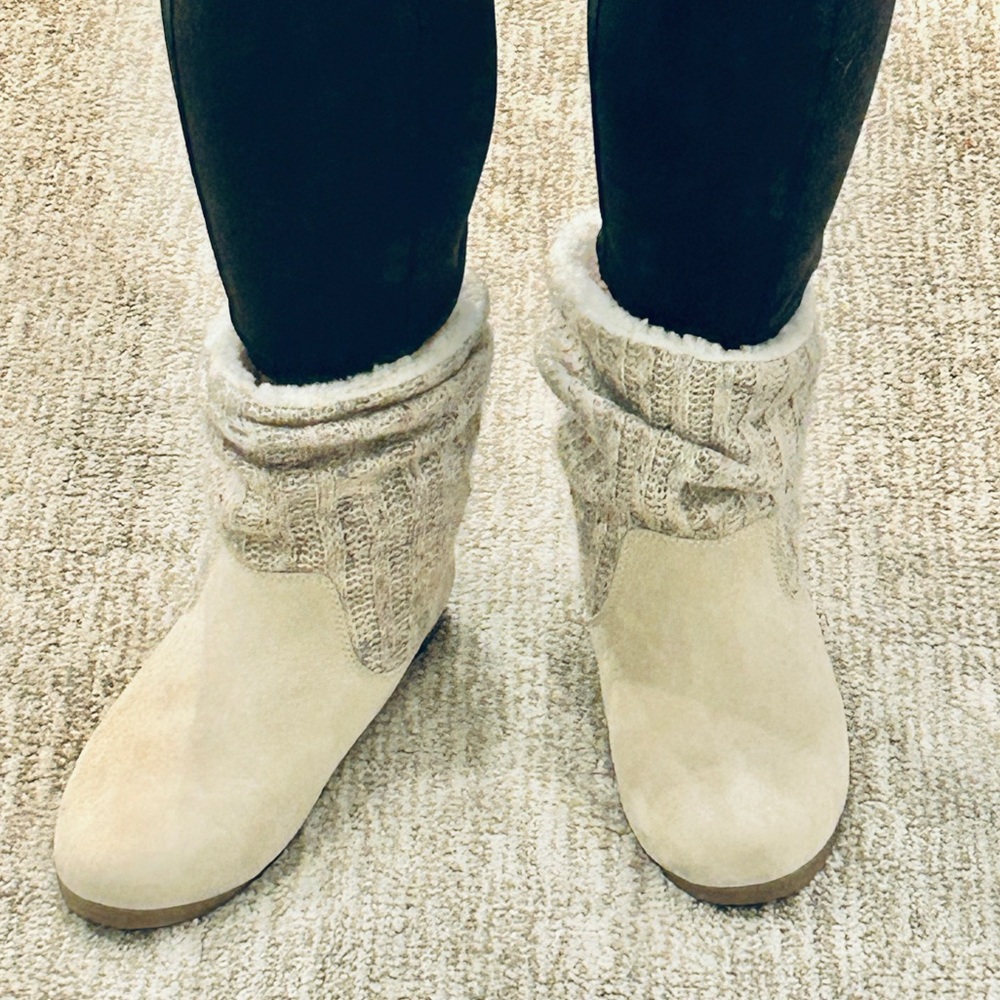 Sugar Cream Color Woman’s Suede Ankle Boots with Knit Cuff Like New! Size 8M - Picture 7 of 9
